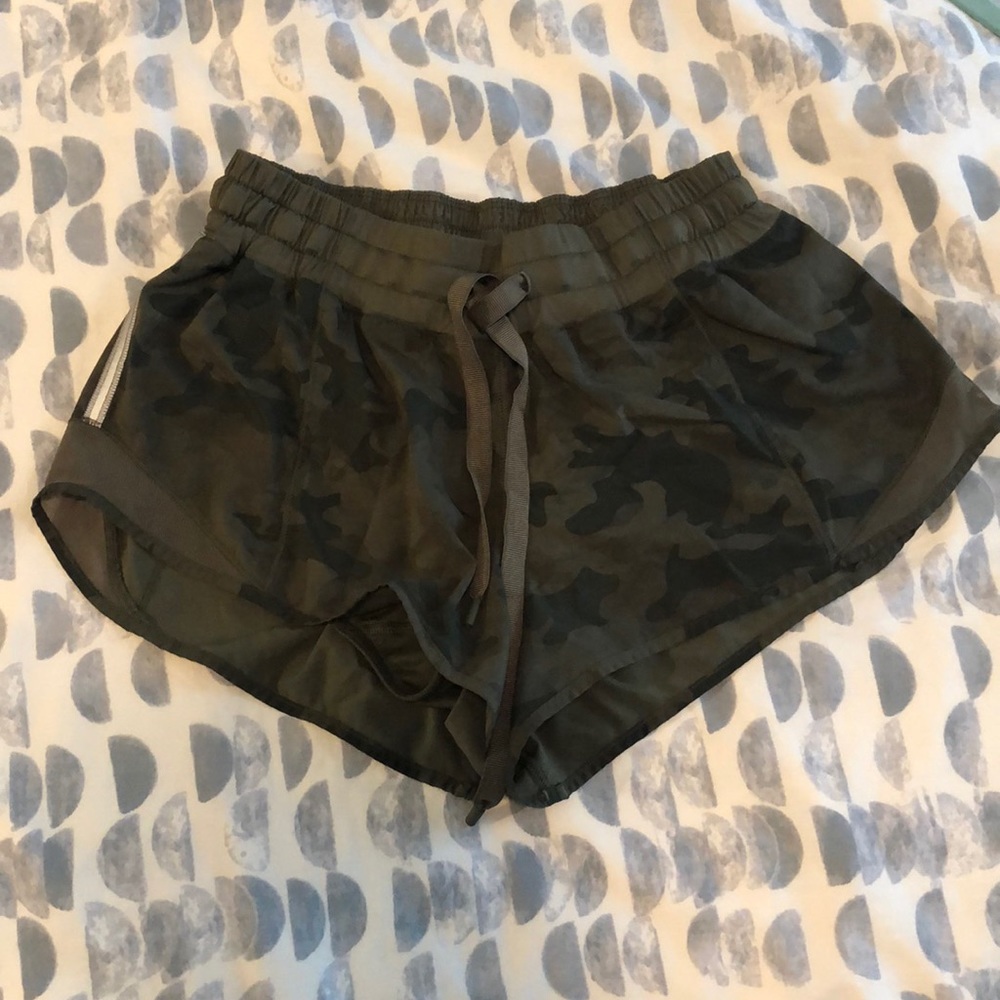 Lululemon hotty hot short 2.5 size 6